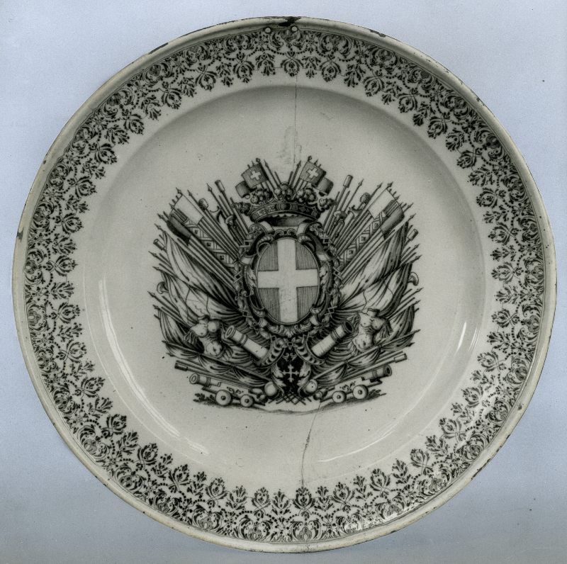 Grande piatto con stemma sabaudo e croce mauriziana, Fabbrica Rossetti, Torino Museo Civico, AFFTM 254 6474